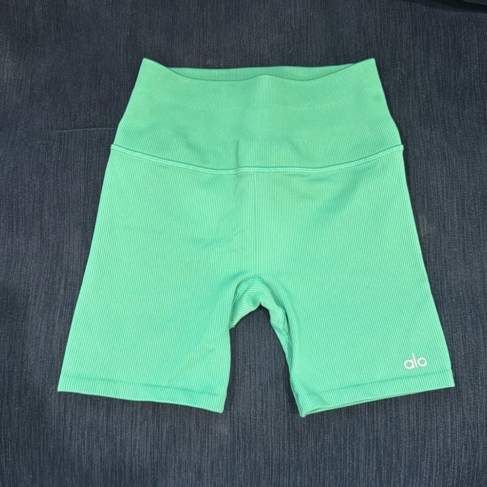 XS green ribbed alo biker shorts